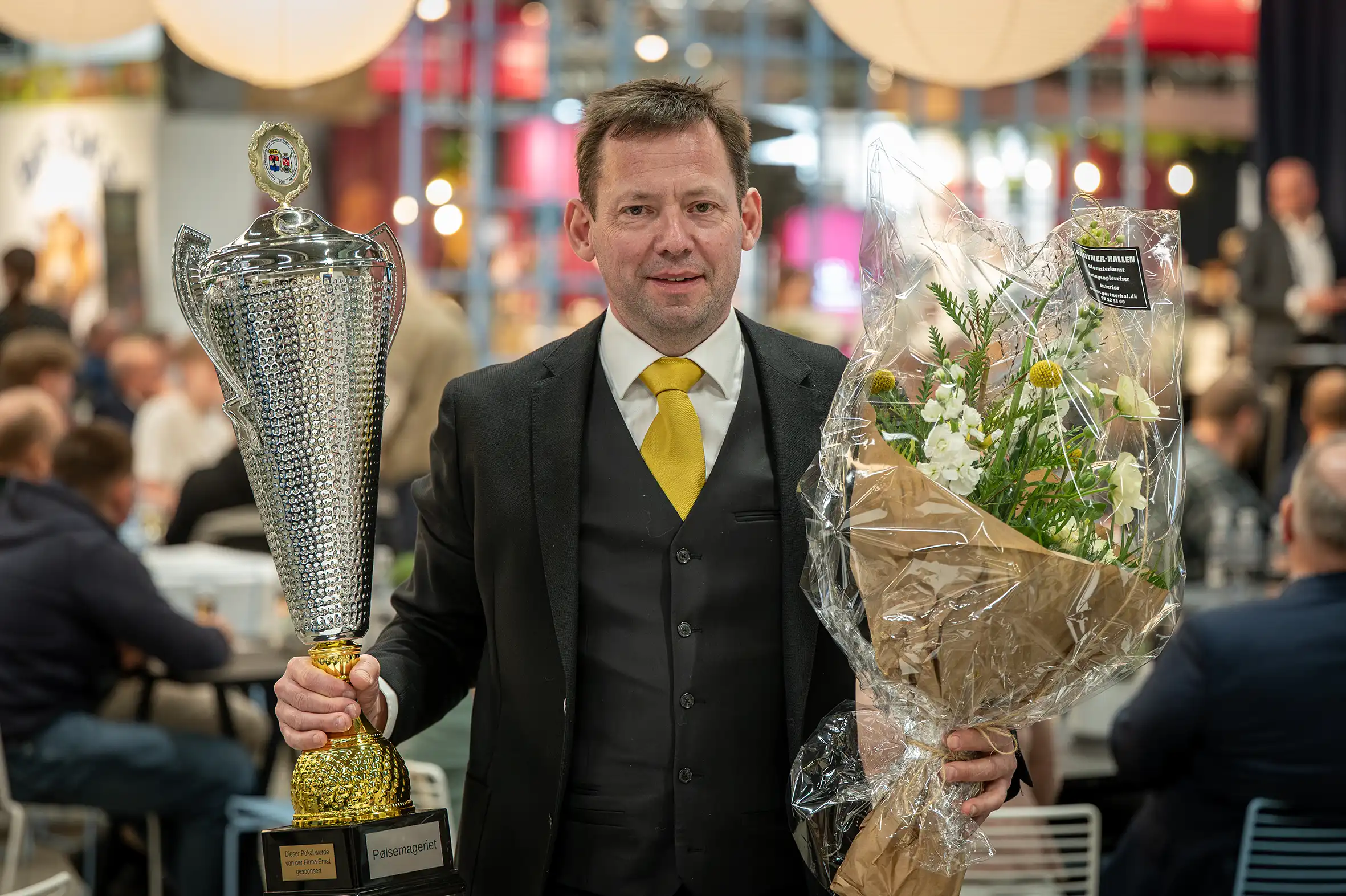 Brian Pedersen fra Pølsemageriet med pokal fra Confrérie des Chevaliers du Goûte-Andouille de Jargeau – Grand Bailliage des Pays-Bas 