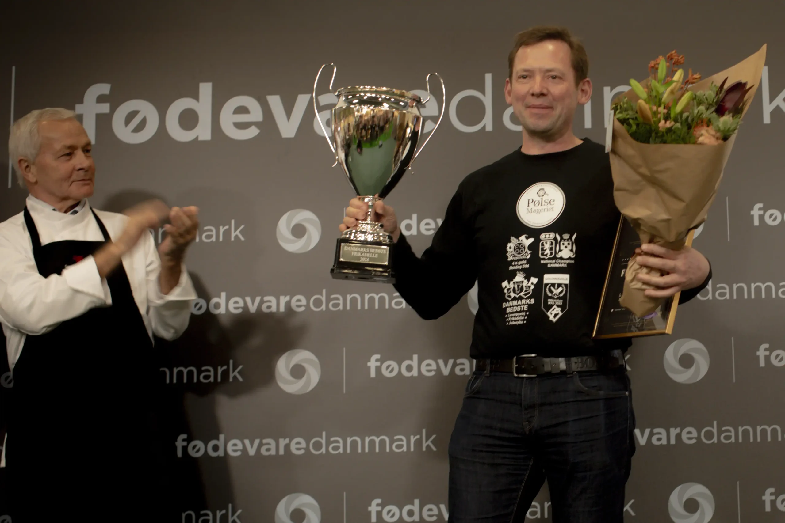 Pokaloverrækkelse til Brian Pedersen fra Pølsemageriet på FoodExpo til Danske Slagtermestres Fagkonkurrence om "Danmarks bedste"